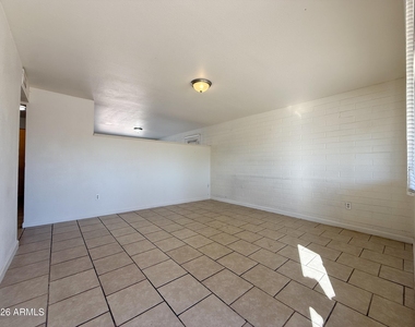 7202 W Glenrosa Avenue - Photo Thumbnail 1