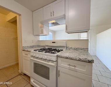 7202 W Glenrosa Avenue - Photo Thumbnail 10
