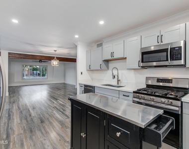 8719 E Rancho Vista Drive - Photo Thumbnail 19