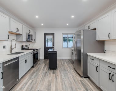 8719 E Rancho Vista Drive - Photo Thumbnail 17
