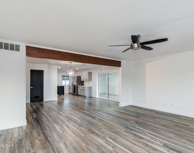 8719 E Rancho Vista Drive - Photo Thumbnail 12
