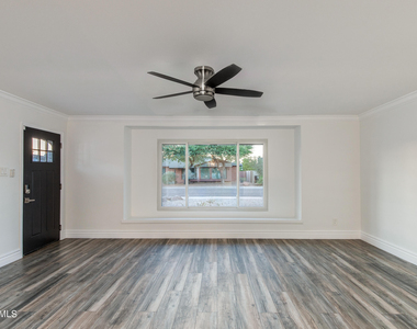 8719 E Rancho Vista Drive - Photo Thumbnail 11