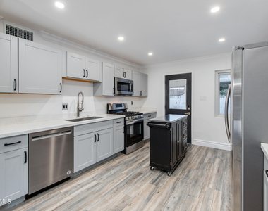 8719 E Rancho Vista Drive - Photo Thumbnail 18