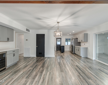 8719 E Rancho Vista Drive - Photo Thumbnail 13