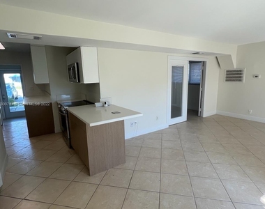 2755 Ne 28th Avenue - Photo Thumbnail 2