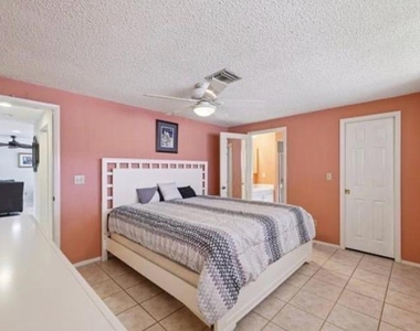 1116 Se 30th Terrace - Photo Thumbnail 3