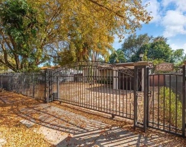 4220 Sw 13th Street - Photo Thumbnail 2