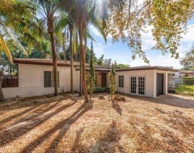 4220 Sw 13th Street - Photo Thumbnail 1