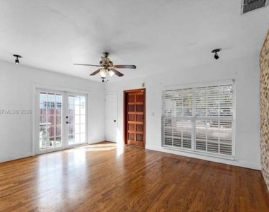4220 Sw 13th Street - Photo Thumbnail 7