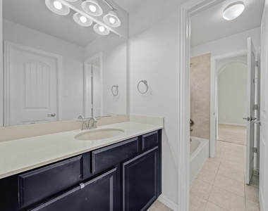 419 Aylesbury Drive - Photo Thumbnail 13