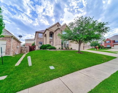 419 Aylesbury Drive - Photo Thumbnail 2