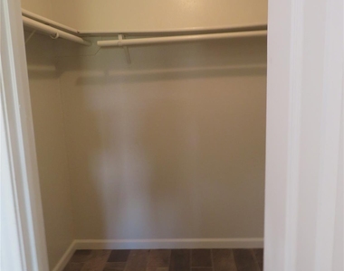 1031 Cresthaven Drive - Photo Thumbnail 8