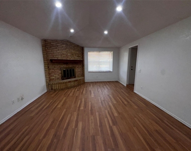 3648 Country Club Drive W - Photo Thumbnail 7