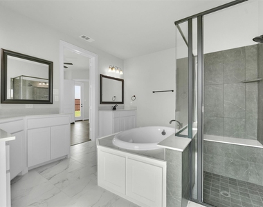 804 Meadow Holly Drive - Photo Thumbnail 16