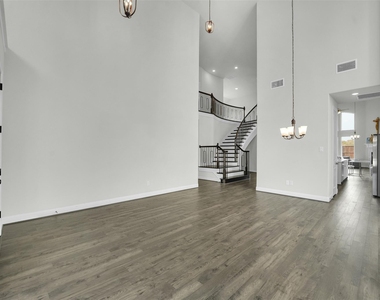 804 Meadow Holly Drive - Photo Thumbnail 4