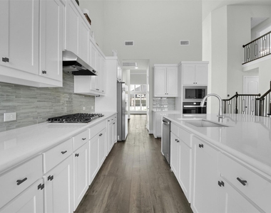 804 Meadow Holly Drive - Photo Thumbnail 11