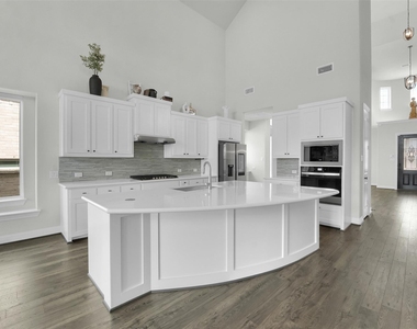 804 Meadow Holly Drive - Photo Thumbnail 9
