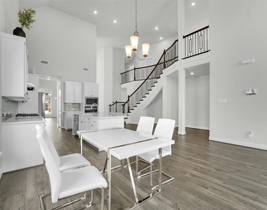804 Meadow Holly Drive - Photo Thumbnail 8