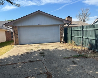 2302 Phoenix Drive - Photo Thumbnail 11