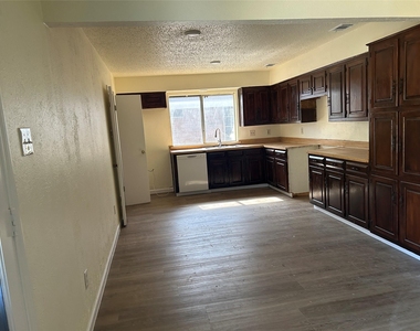 2302 Phoenix Drive - Photo Thumbnail 9