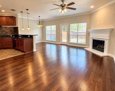 1216 Plaza Way - Photo Thumbnail 5