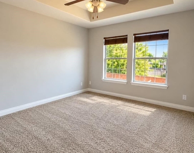 1216 Plaza Way - Photo Thumbnail 15
