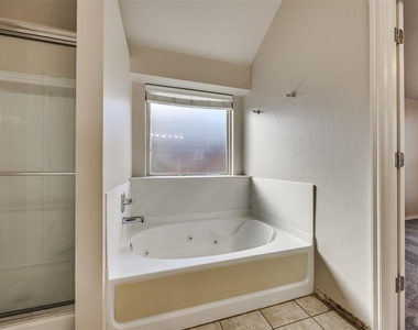 312 Lone Oak Drive - Photo Thumbnail 37