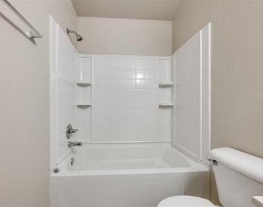 312 Lone Oak Drive - Photo Thumbnail 10