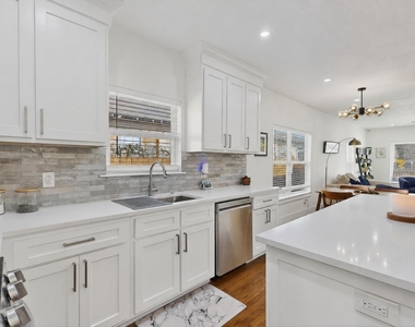 5911 E Grand Avenue - Photo Thumbnail 13