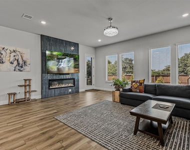 2209 Sunset Boulevard - Photo Thumbnail 9