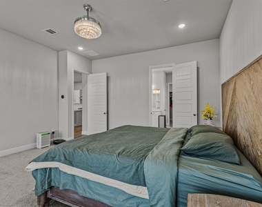 2209 Sunset Boulevard - Photo Thumbnail 16