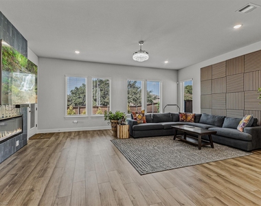 2209 Sunset Boulevard - Photo Thumbnail 8