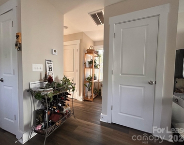 606 E Carpenter Street - Photo Thumbnail 4