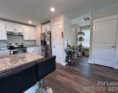 606 E Carpenter Street - Photo Thumbnail 3