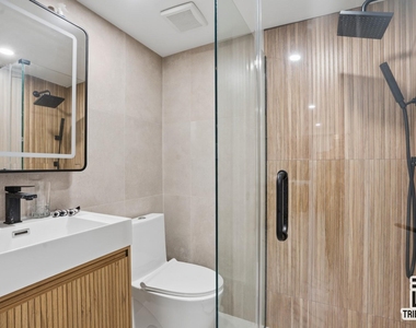 92 Manhattan Avenue - Photo Thumbnail 6