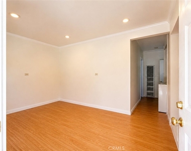 889 N Oakland - Photo Thumbnail 8
