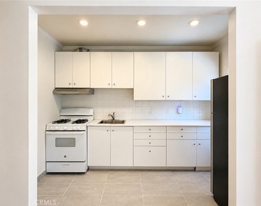 889 N Oakland - Photo Thumbnail 6