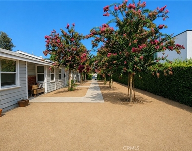 889 N Oakland - Photo Thumbnail 2