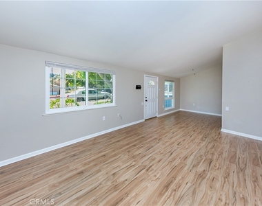 19139 Avenue Of The Oaks - Photo Thumbnail 2