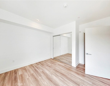 1482 S Sherbourne Drive - Photo Thumbnail 16