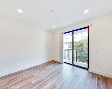 1482 S Sherbourne Drive - Photo Thumbnail 13