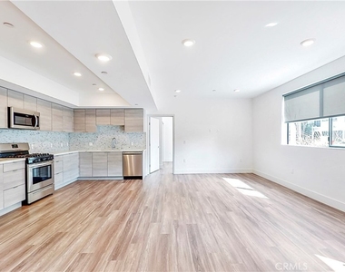 1482 S Sherbourne Drive - Photo Thumbnail 5