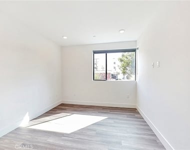 1482 S Sherbourne Drive - Photo Thumbnail 9