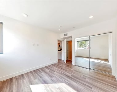 1482 S Sherbourne Drive - Photo Thumbnail 8