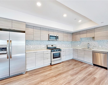 1482 S Sherbourne Drive - Photo Thumbnail 4