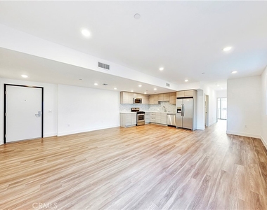 1482 S Sherbourne Drive - Photo Thumbnail 3