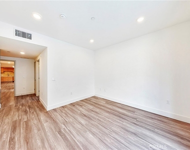 1482 S Sherbourne Drive - Photo Thumbnail 9