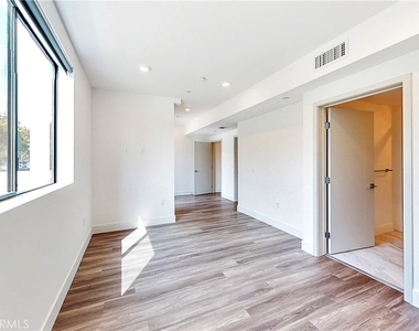 1482 S Sherbourne Drive - Photo Thumbnail 6