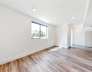 1482 S Sherbourne Drive - Photo Thumbnail 4
