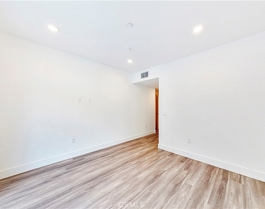 1482 S Sherbourne Drive - Photo Thumbnail 8